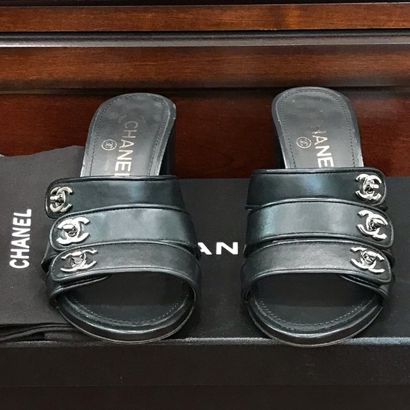 NIB CHANEL CC TURN LOCK LAMB SKIN MULE. - Picture 5 of 13